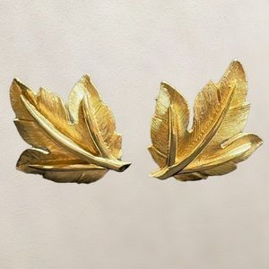 Vintage Trifari Gold Tone Leaf Clip On Earrings